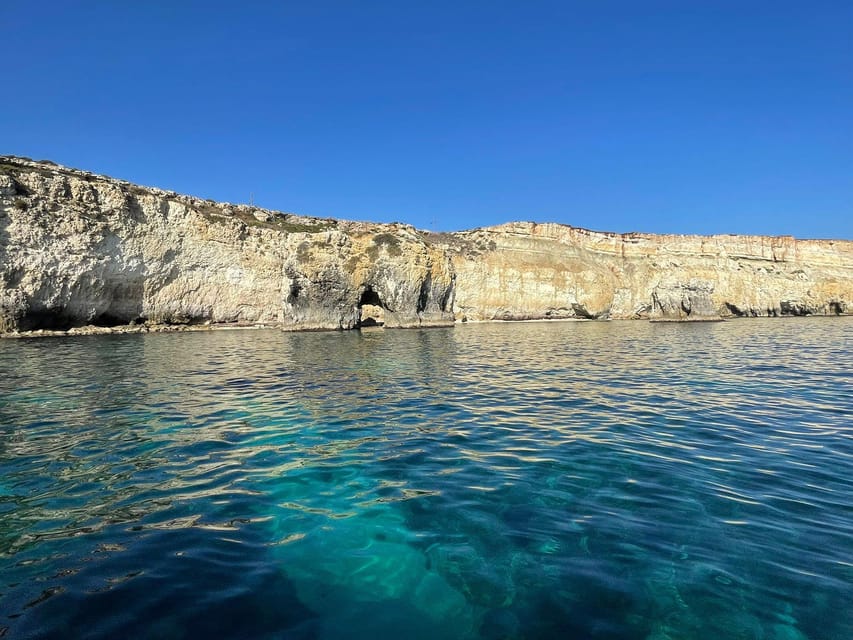 2.5-HOUR BOAT TOUR ORTIGIA+SEA CAVES+PILLIRINA+FRUIT DRINK - A boat trip with more than one setting