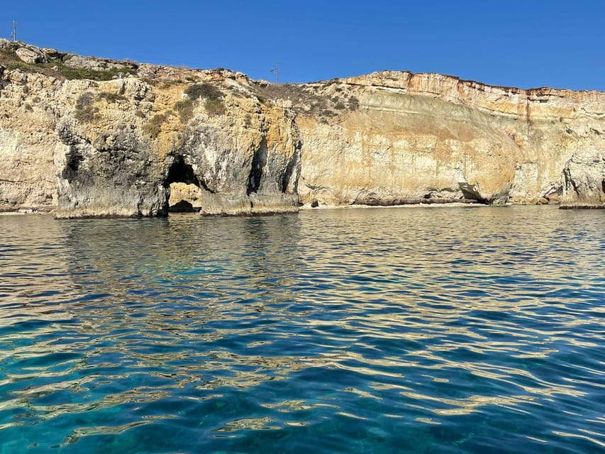 2.5-HOUR BOAT TOUR ORTIGIA+SEA CAVES+PILLIRINA+FRUIT DRINK - Returning past Castello Maniace