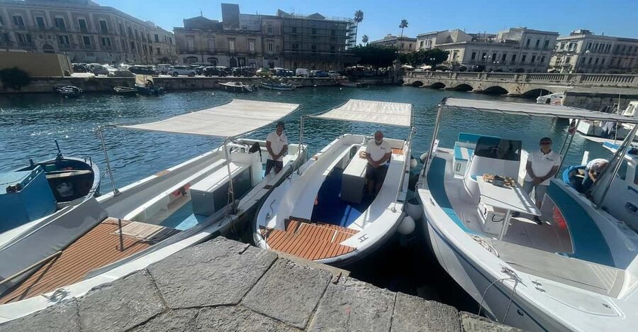 2.5-HOUR BOAT TOUR ORTIGIA+SEA CAVES+PILLIRINA+FRUIT DRINK - Arethusa Spring and the second snorkeling stop