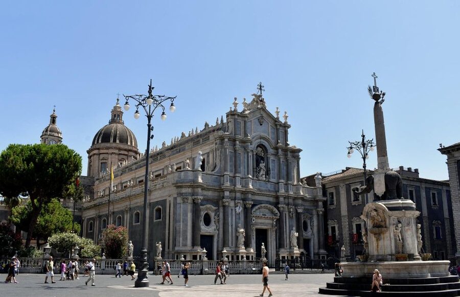2 hours guided tour of Catania - What the guide and headsets add