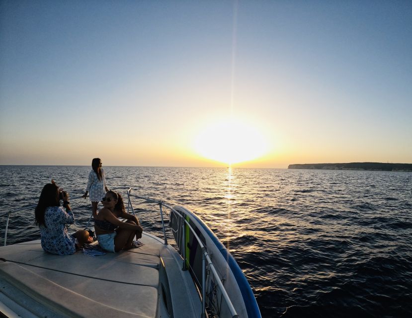 3-hour boat trip at sunset with the sighting Delfini - Three hours that balance wildlife and sunset