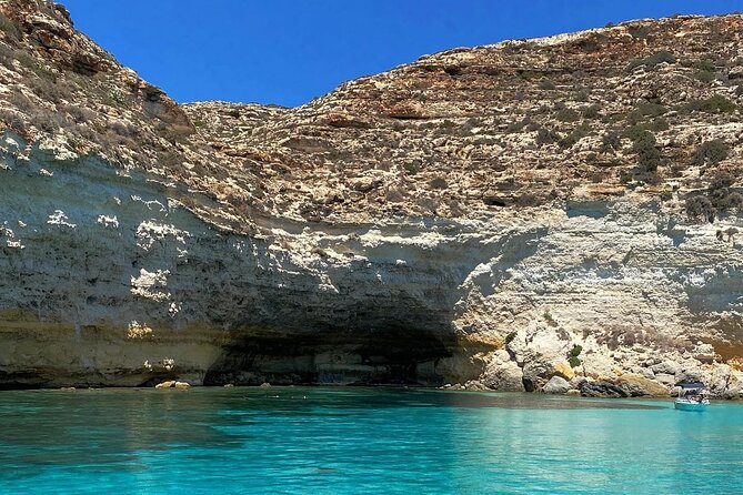 5 hour boat trip to Lampedusa with Sandwich, SUP and Snorkeling - La Tabaccara and the famous floating-boat view