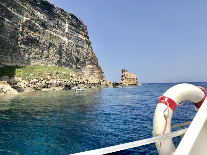 5 hours Lampedusa: Boat Tour with panino SUP e snorkeling - The route to Isola dei Conigli
