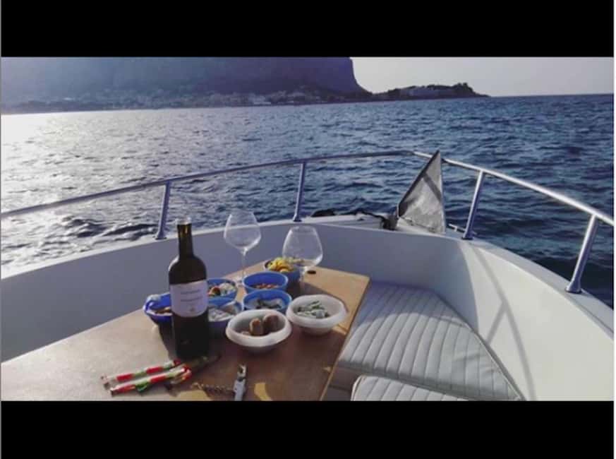 Aperitif on a boat at sunset at the Queen Cave - A private boat for small groups