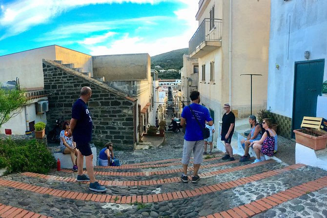 Archaeological excursion to the Rocca della Falconiera in Ustica - Entering the Roman hypogea and understanding ancient burial customs