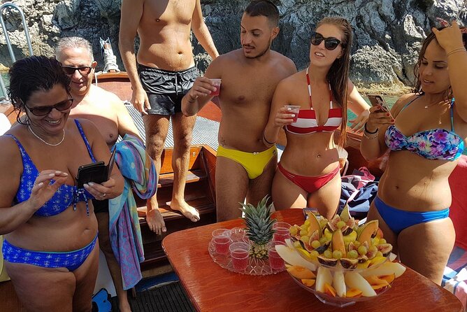 Boat excursion Taormina Giardini Naxos - The 20-minute swim at Sirens Bay