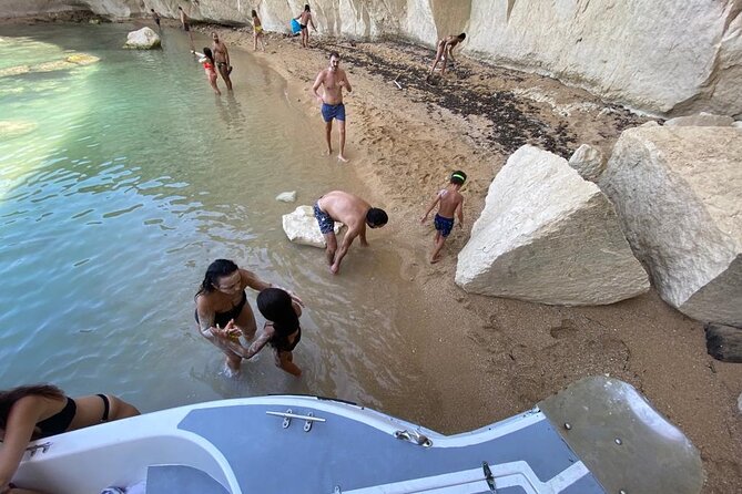 Boat tour in Pillirina, sea caves and Ortigia and prosecco - The people behind the experience