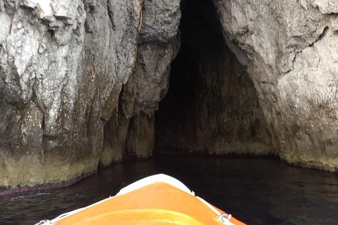 Boat tour of Ortigia Island and sea caves - Narrow caves and unusual rock formations