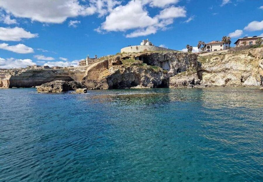 Boat tour of the island of Ortigia and the sea caves - From Umbertino Bridge to the African War Memorial