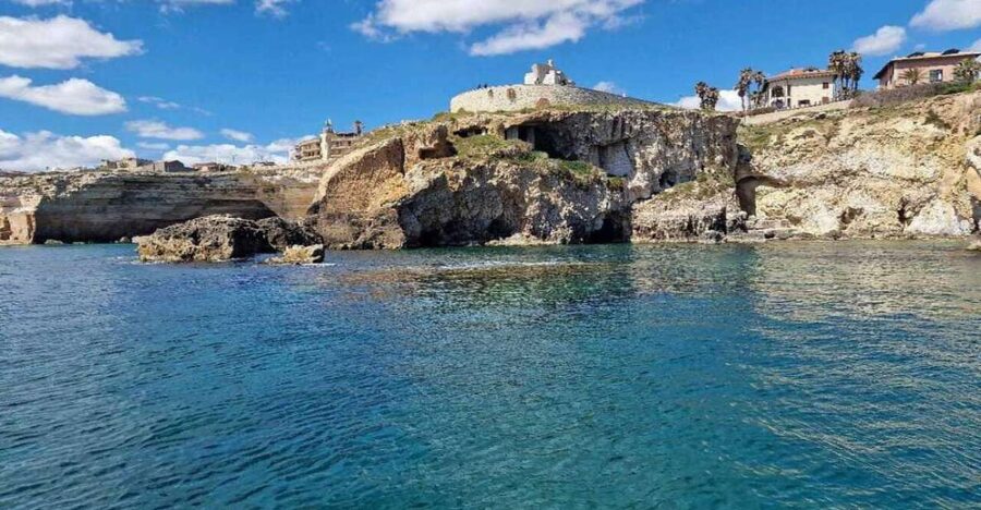 Boat tour of the island of Ortigia and the sea caves - Grotta del Corallo and Its Stone Formations