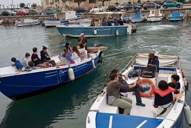 Boat tour Pillirina, sea caves Syracuse and Ortigia - From Syracuse harbor to the edge of Ortigia