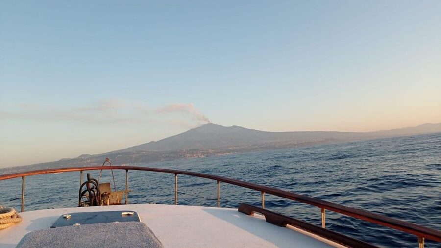 BOAT TOUR WITH APERITIF ON BOARD IN THE CYCLOPS ISLANDS - Lachea Island and the volcanic Cyclops archipelago