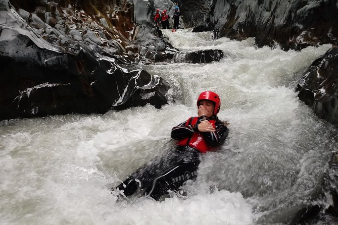 bodyrafting Alcantara gorges - Walking 800 meters into the Alcantara Gorge