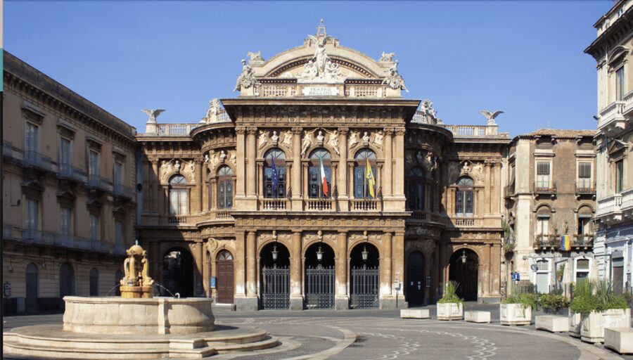 Catania Historic center Walking tour - Piazza Università and the city’s public face