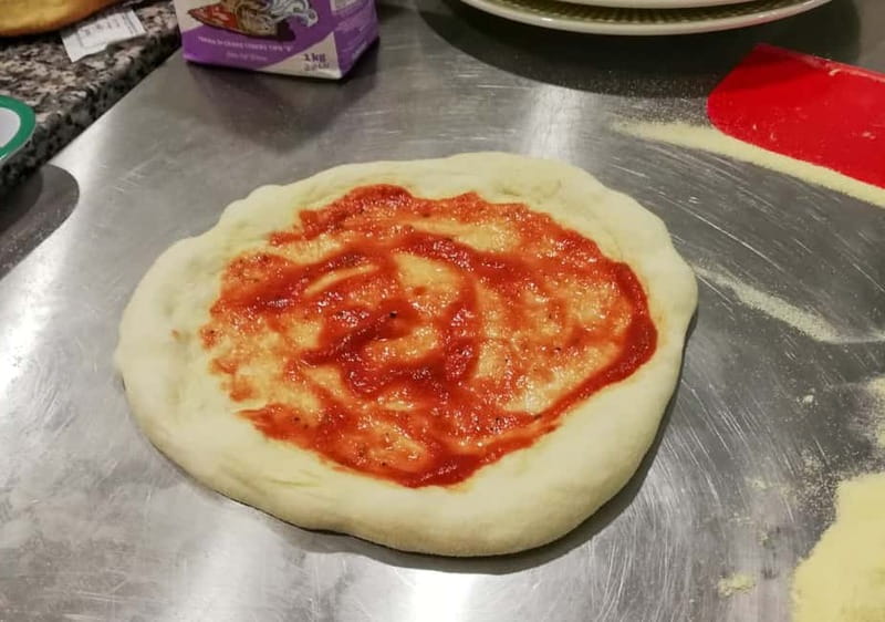 Catania: Pizza Cooking Class - The teaching style and group size