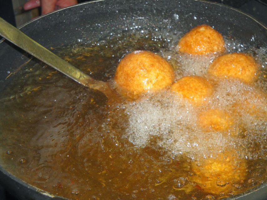Catania: Private Tour with Arancino Tasting - The proper way to eat an arancino