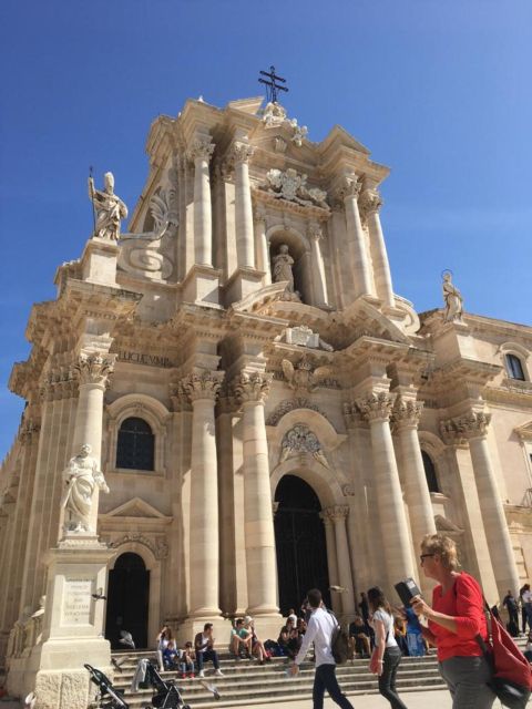 Catania: Syracuse, Ortigia, and Noto Tour with Brunch - Walking through Ortigia’s old center