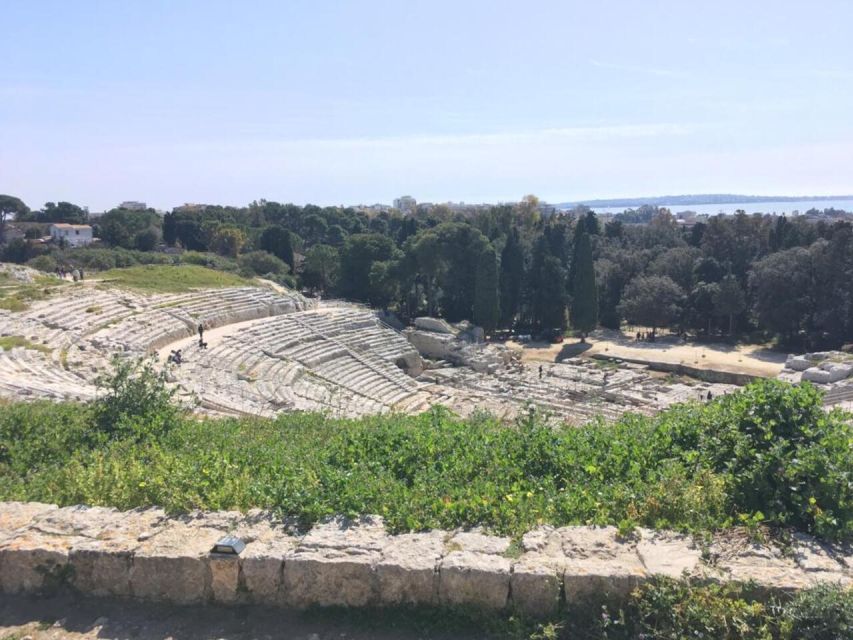 Catania: Syracuse, Ortigia, and Noto Tour with Brunch - Brunch with Sicilian products and Etna wine