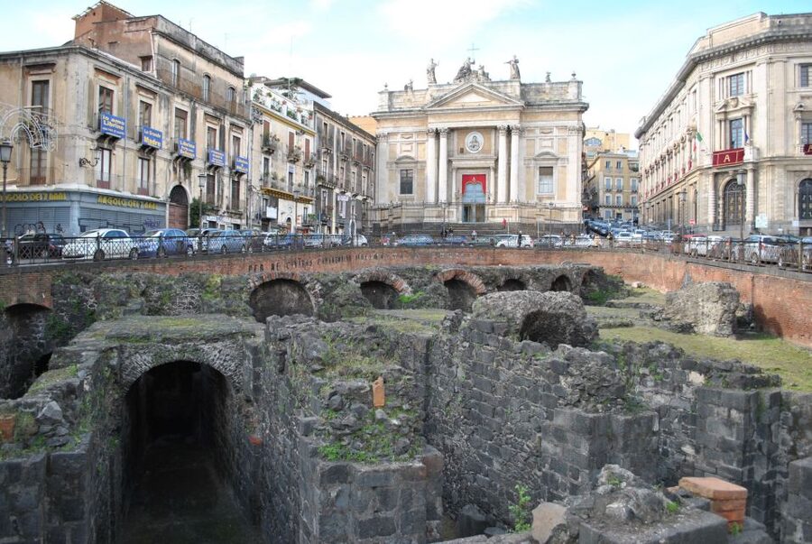 Catania: Underground and Street Food Walking Tour - Via Etnea and the city’s black-stone style