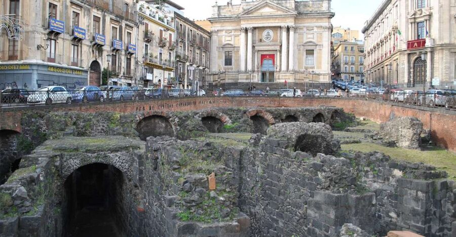Catania: Underground and Street Food Walking Tour - A market break at Piazza Carlo Alberto