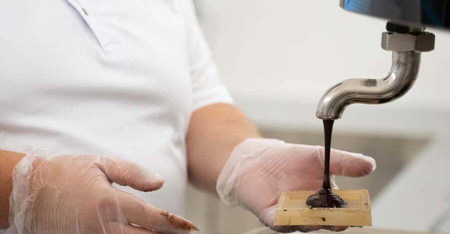 Chocolatier for a day: raw bean to bar chocolate in Modica - From roasted bean to cacao mass