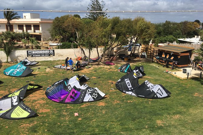 Complete rental of kitesurf equipment - The center’s atmosphere between sessions