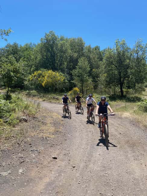 E-mtb tour through lava flows and down to Alcantara gorges - Packing for changing temperatures
