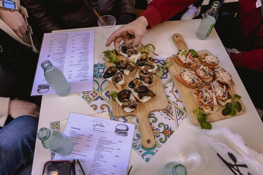 Eating Palermo: Evening Food & Wine Tour - Learning what makes Sicilian pizza different