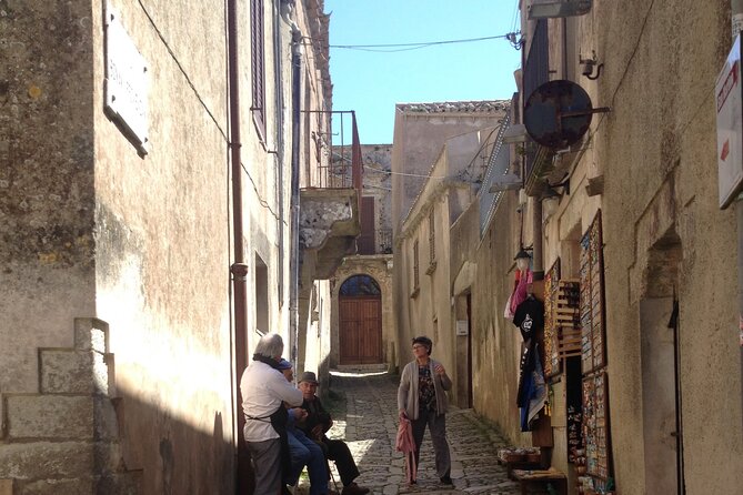 Erice walking-tour, the ancient village and local products (all incl) - Entering through Porta Trapani