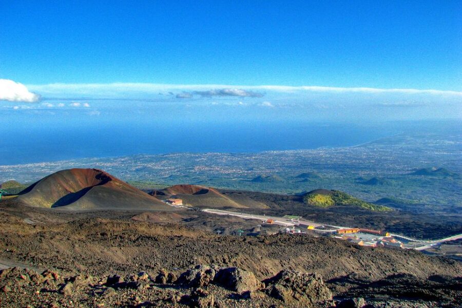 Etna Basic Tour 1900 metres - A multilingual guide who keeps the day moving