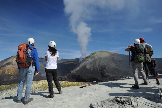 ETNA CENTRAL CRATER EXCURSION (3,345 m a.s.l.) - Reaching Etna’s high slopes from Nicolosi