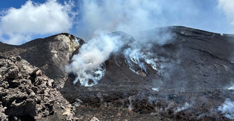 Etna excursion to 3000 mt. with cable-car and jeep 4x4 - Equipment, clothing, and food