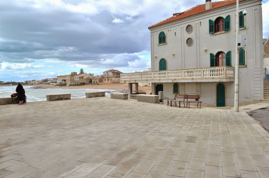 From Catania: Inspector Montalbano Day Tour with Audio Guide - Punta Secca and the first sea view