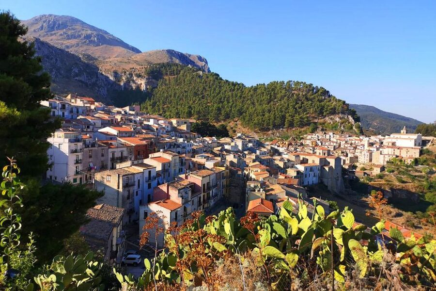 From Cefalù: Authentic Sicilian Villages and Happy Hour - How the transport affects the day