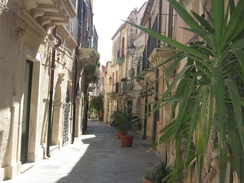 From Taormina: Syracuse Tour with lunch in Food Market - Via Cavour adds color and movement to the walk