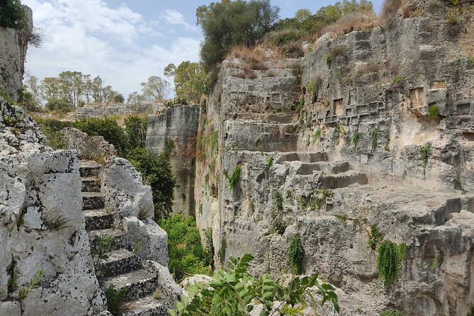 Group guided tour of the archaeological park of Neapolis - The Altar of Hieron in ten minutes