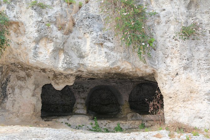 Group guided tour of the archaeological park of Neapolis - Meeting at Largo Anfiteatro