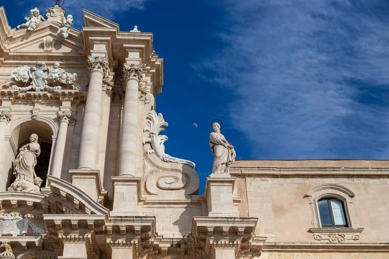 Guided tour of Ortigia with Fish Street Food at the market - Piazza Archimede and the Fountain of Diana