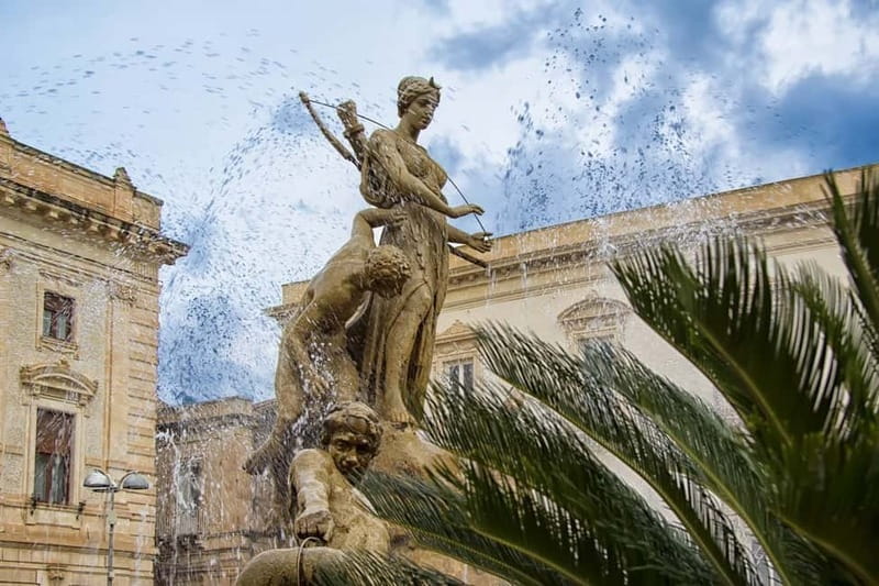 Guided tour of Ortigia with Fish Street Food at the market - The myths of Arethusa Spring