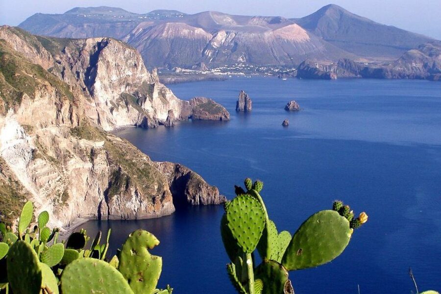 Lipari: Boat Tour of Vulcano Island with Disembarkation Stop - The boat ride from Lipari to Vulcano