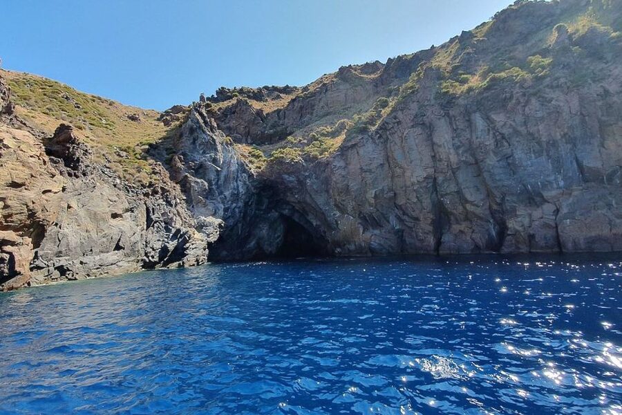 Lipari: Boat Tour of Vulcano Island with Disembarkation Stop - Four hours to make Vulcano your own
