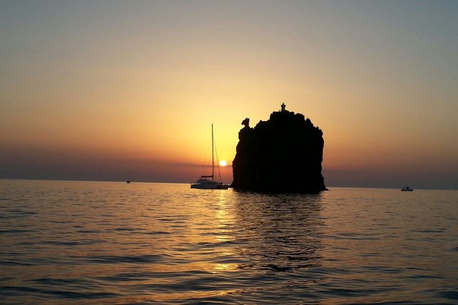 Lipari: Vulcano, Panarea, and Stromboli Cruise - Leaving Lipari and settling into the boat