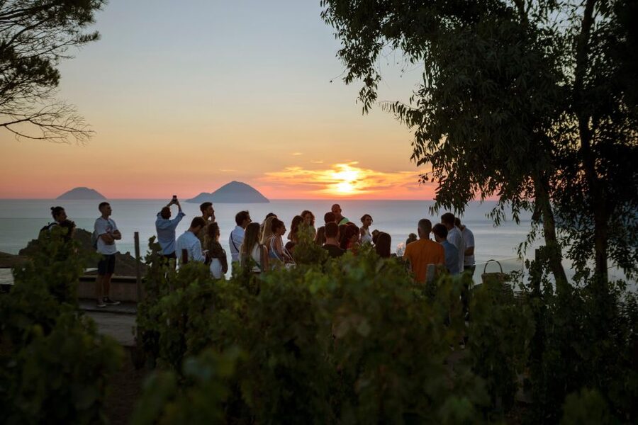 LIPARI WINERY - SUNSET WINE TASTING - The arrival at Tenuta di Castellaro