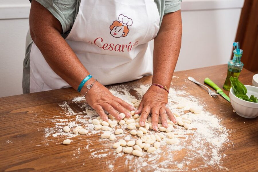 Messina: Pasta & Tiramisu Cooking Class at a Local's Home - Rolling sfoglia in a Messina home