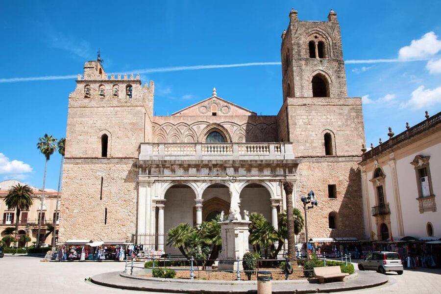 Monreale Cloister Ticket with Audio App - Arriving at Piazza Guglielmo il Buono