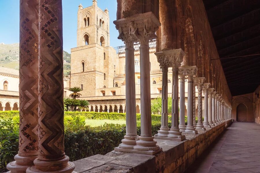 Monreale Cloister Ticket with Audio App - The fountain and the courtyard pause