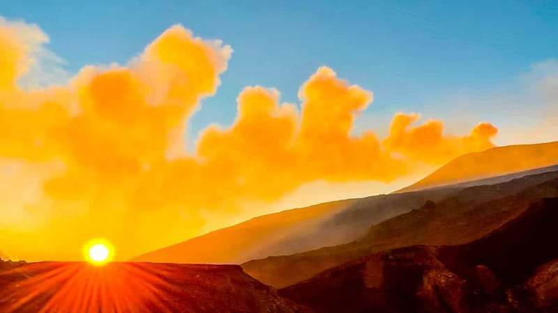 Mount Etna: Trek to 3000m with cable car and jeep - Guides, languages, and group pace