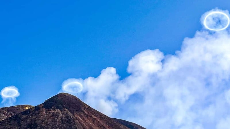 Mount Etna: Trek to 3000m with cable car and jeep - Inside a lava channel