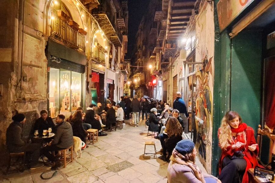 Napoli tour: alla scoperta del centro storico - Start at Piazza Borsa, where modern Naples meets the old city