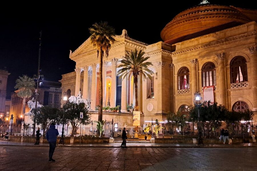 Napoli tour: alla scoperta del centro storico - Piazza Bellini and the city’s Greek foundations